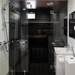 Orman Evi Himoskuutio 3 Inc Outdoor Jacuzzi *